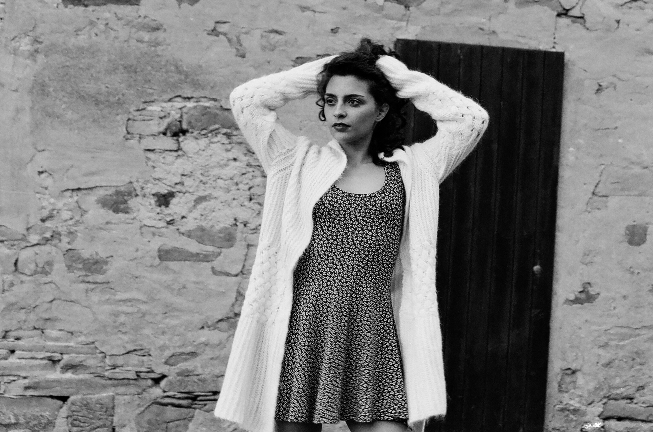 Ritratto in bianco e nero di ragazza con vestito a fiori, fotografia analogica e vintage