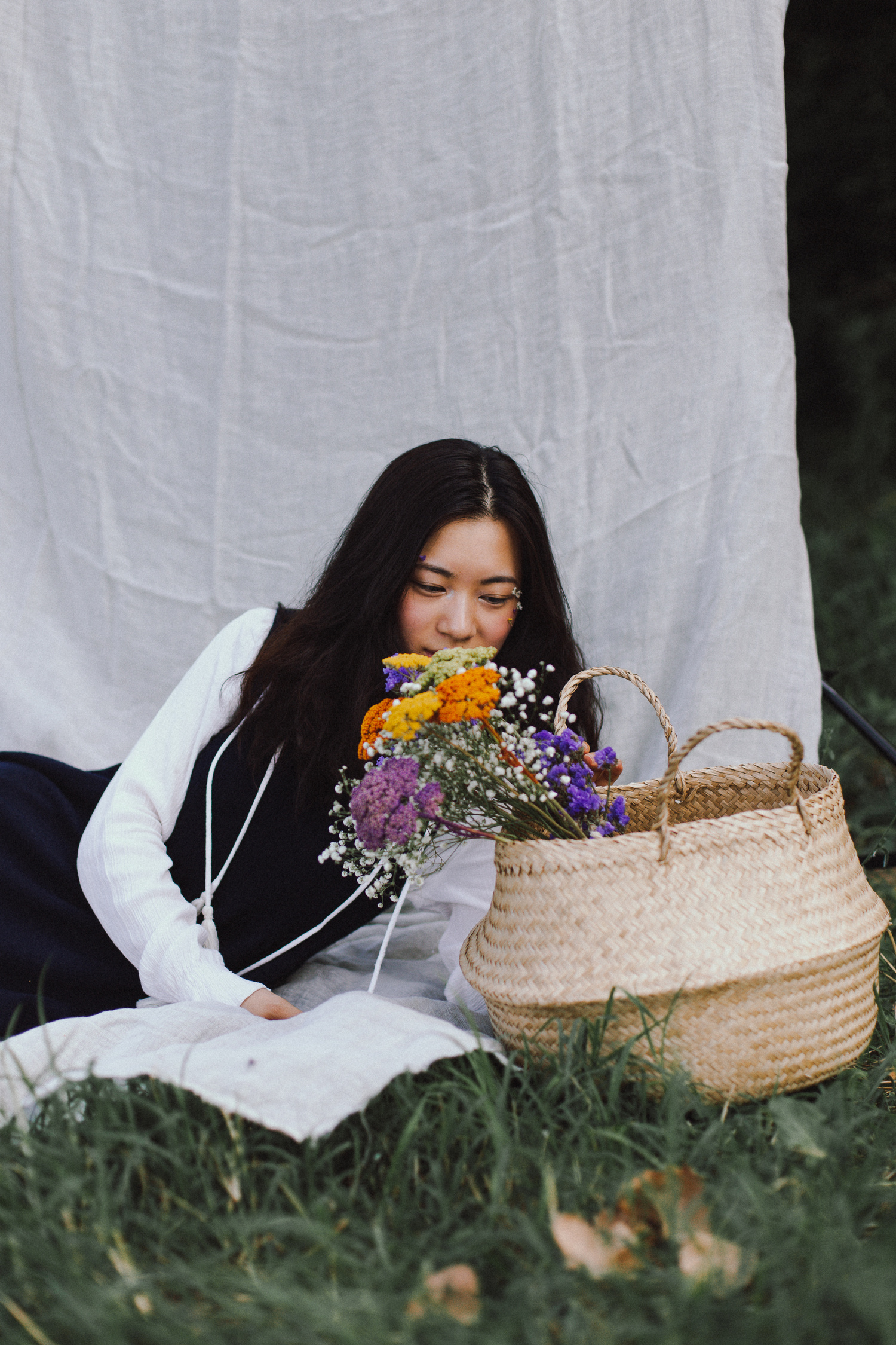 Ritratto di ragazza seduta con vestito, camicia e fiori, anni '60